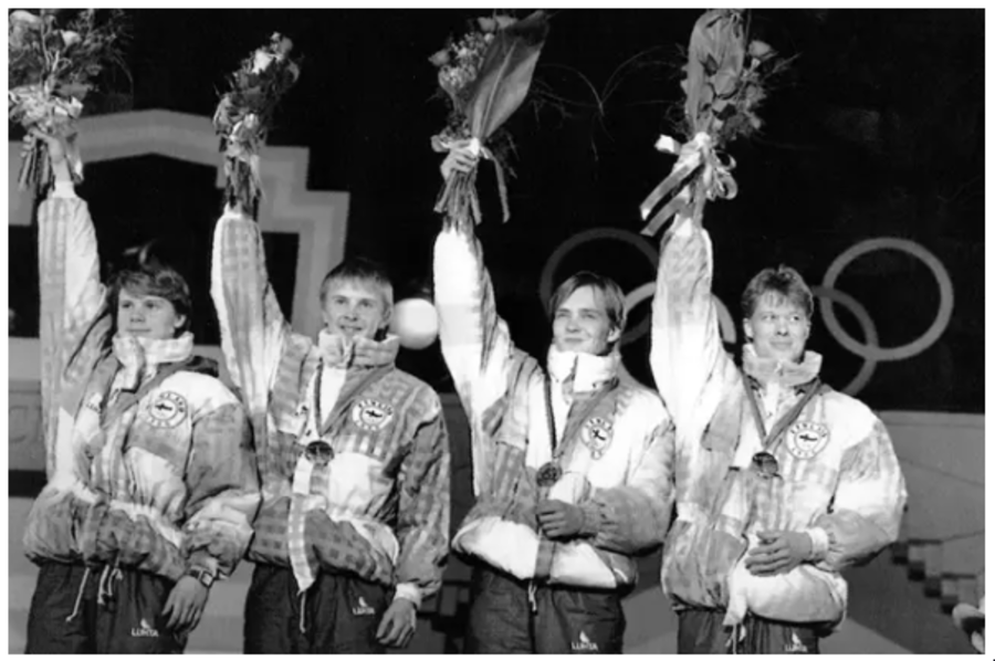 Ari-Pekka Nikkola,Matti Nykänen,Tuomo Ylipulli, Jari Puikkonen. Medaglia d'oro a squadre a Calgary 1988. Lehtikuva-Martti Kainulainen