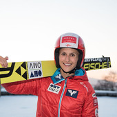 Salto con gli sci - Eva Pinkelnig alza bandiera bianca per Lillehammer: una botta al ginocchio in allenamento le precluderà la prima tappa stagionale