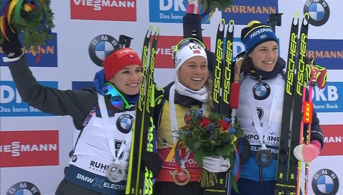 Tiril Eckhoff sul podio con Ivona Fialkova e Hanna Öberg