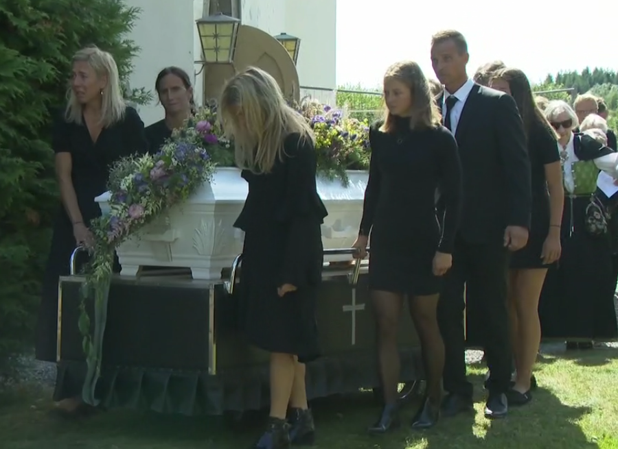 Grande folla e tanta commozione ai funerali di Vibeke Skofterud