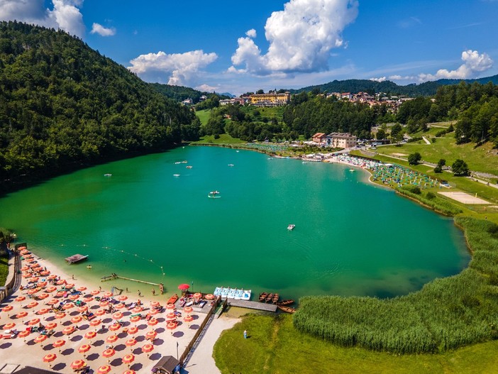 Il lago di Lavarone in Trentino