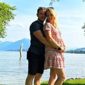 Laura Schneider in dolce attesa, fotografata col marito (Instagram)