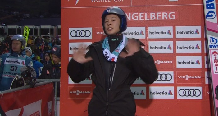 Ryoyu Kobayashi celebra la vittoria di Engelberg