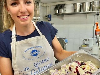 Samuela Comola in gelateria (foto: Instagram)