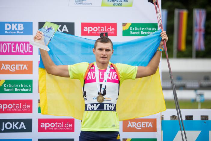 Biathlon - L'emozione e l'orgoglio del giovane ucraino Vitalii Mandzyn: &quot;Una medaglia per la mia famiglia e tutto il coraggioso popolo ucraino&quot;