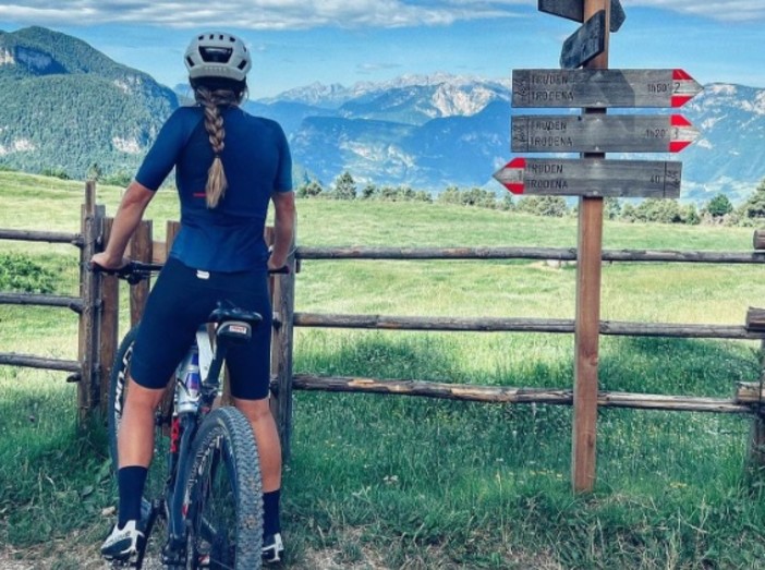 Dorothea Wierer in bici (foto Instagram)
