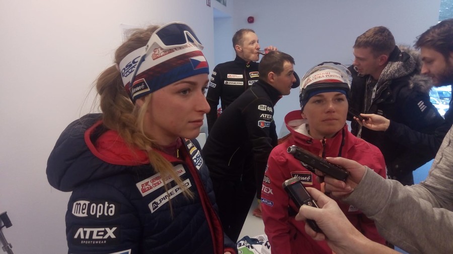 Marketa Davidova intervistata ad Anterselva dopo il podio nella staffetta mista; al suo fianco Puskarcikova