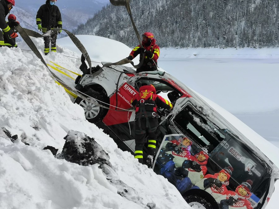 (VIDEO) Fondo - Finiscono con il pulmino nel lago ghiacciato di Livigno: illesi sei tecnici della nazionale russa