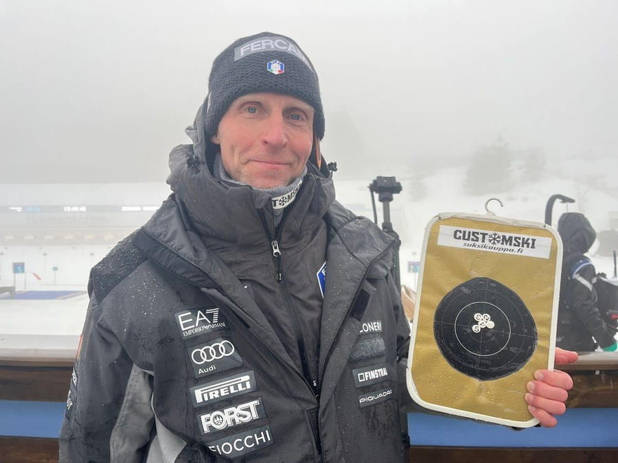 Biathlon - La curiosità: Jonne Kähkönen ad Oslo con la lavagnetta d'oro per celebrare il successo mondiale di Vittozzi