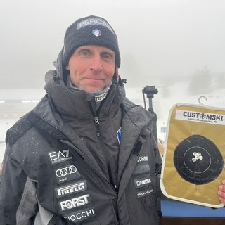 Biathlon - La curiosità: Jonne Kähkönen ad Oslo con la lavagnetta d'oro per celebrare il successo mondiale di Vittozzi