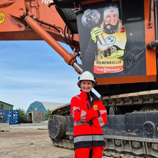 Dal biathlon al cantiere: Marte Olsbu Roeiseland alla guida di un escavatore con il suo nome