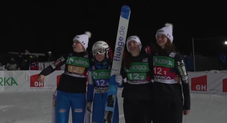 Salto con gli Sci - Mondiali Junior: la Slovenia padrona di casa domina la prova a squadre femminile. Italia 6a.
