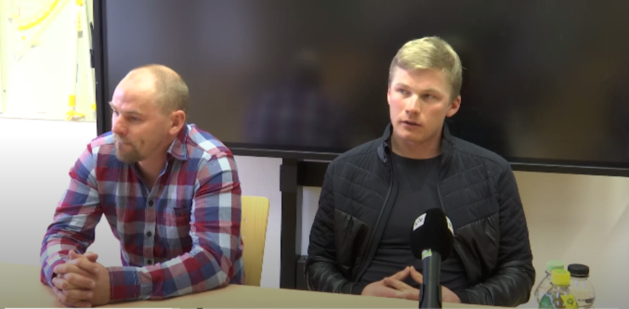 Tammjarv a destra con l'allenatore Saarepuu, che era all'oscuro della vicenda, in occasione della conferenza stampa di Seefeld