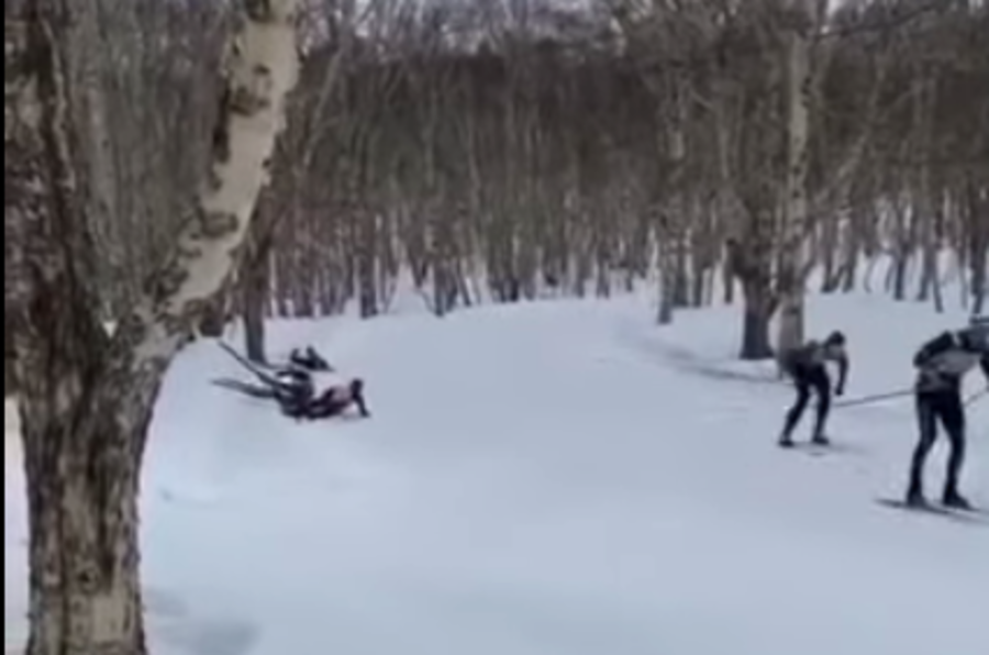VIDEO - Sci di Fondo, due atleti contro un albero: polemiche in Russia dopo la Marathon di Avachinsky