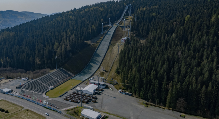 Salto con gli sci - Nel febbraio 2024, lo stadio del trampolino di Klingenthal sarà trasformato in un'arena di hockey