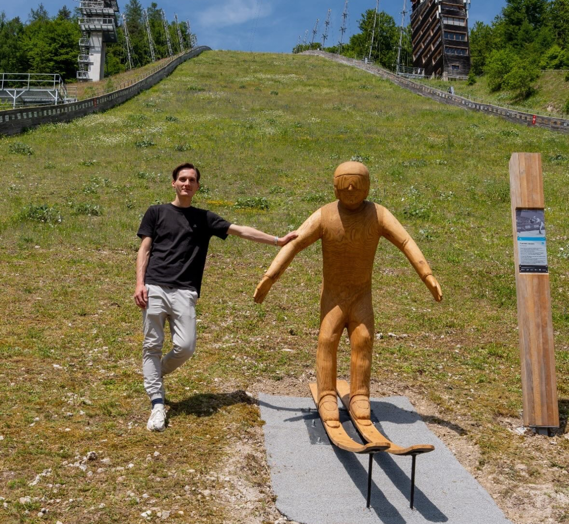 Salto con gli sci – Festa grande a Planica, svelata una scultura per celebrare il record del mondo di Domen Prevc