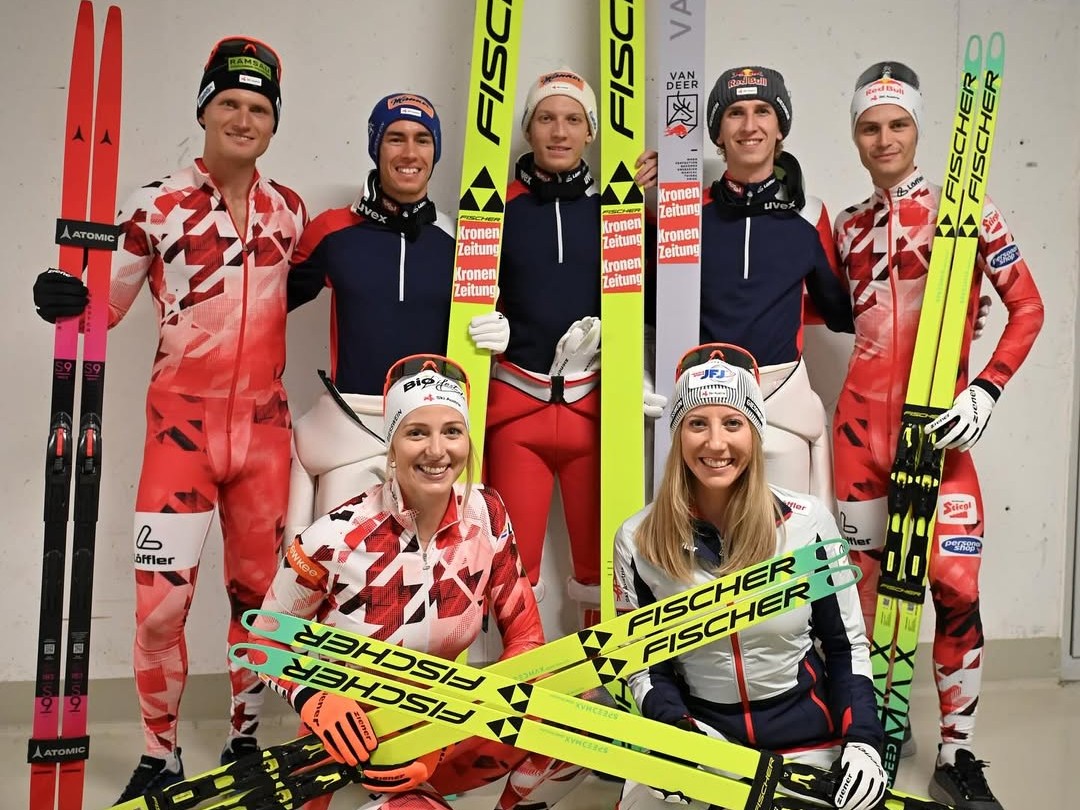 Sci nordico e biathlon – Una stagione “in rosso”: Ski Austria presenta le nuove divise per l’inverno 2025/2026