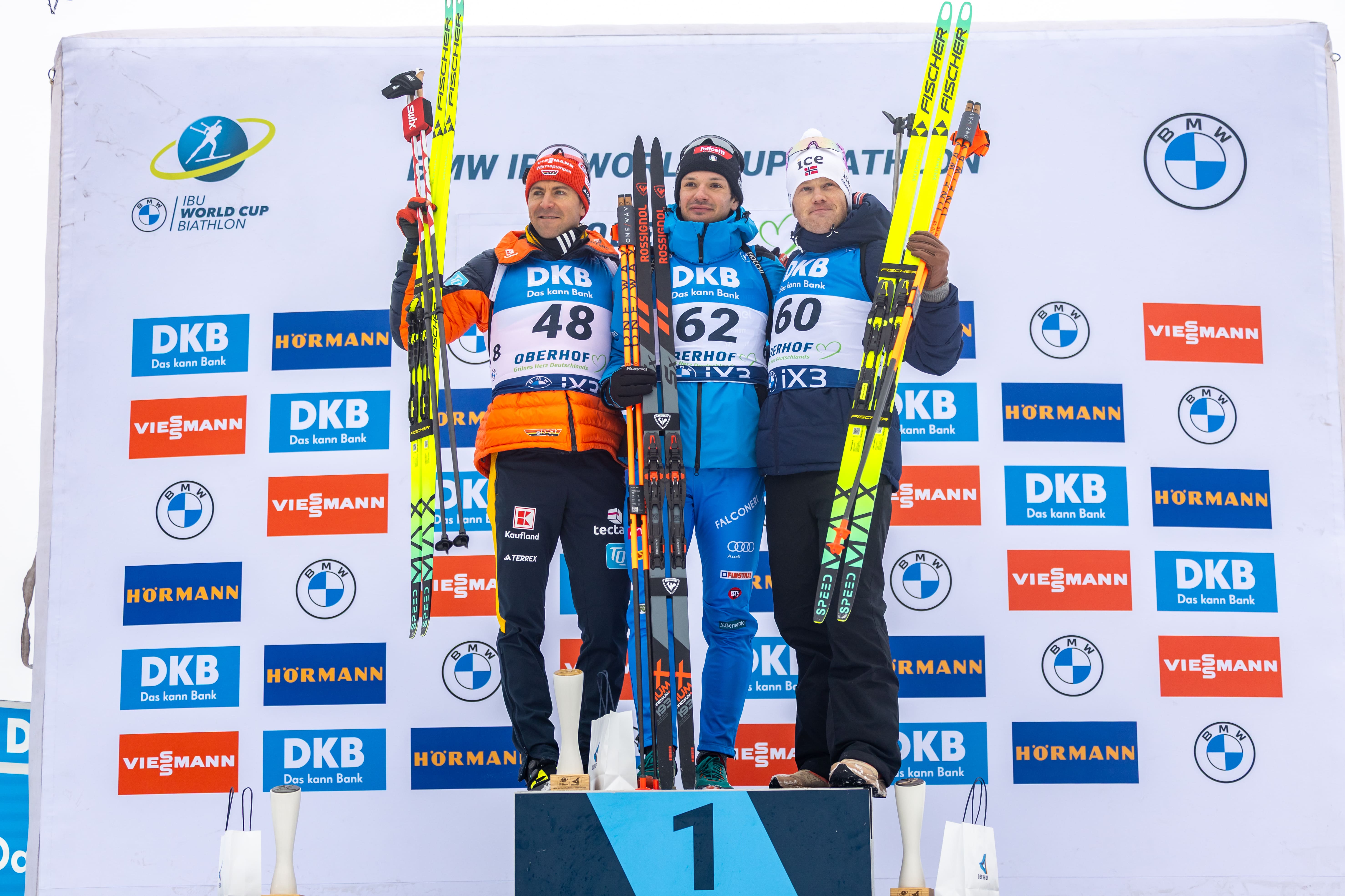 Biathlon – Tripudio azzurro ad Oberhof! Tommaso Giacomel vince la sprint nella nebbia in ricordo di Bakken
