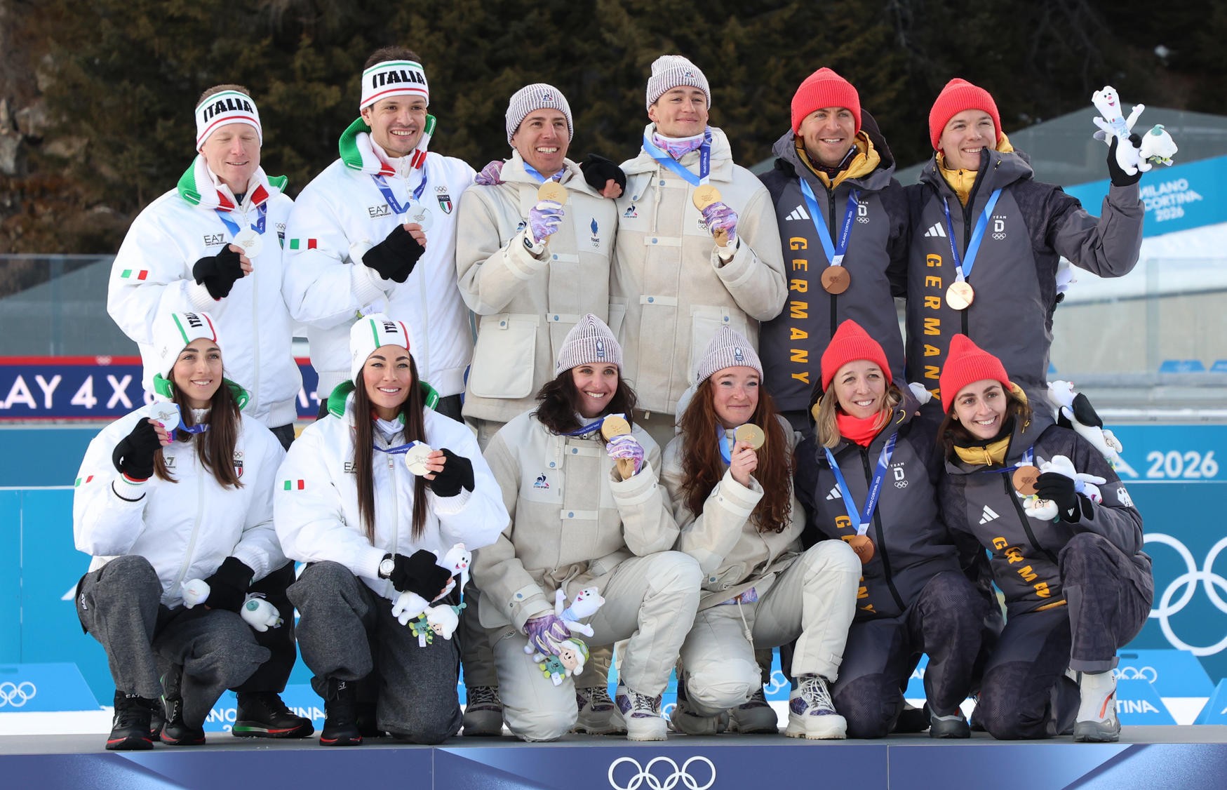 Biathlon – Julia Simon e Lou Jeanmonnot festeggiano l’oro nella staffetta mista: “Abbiamo pensato solo a goderci il podio”